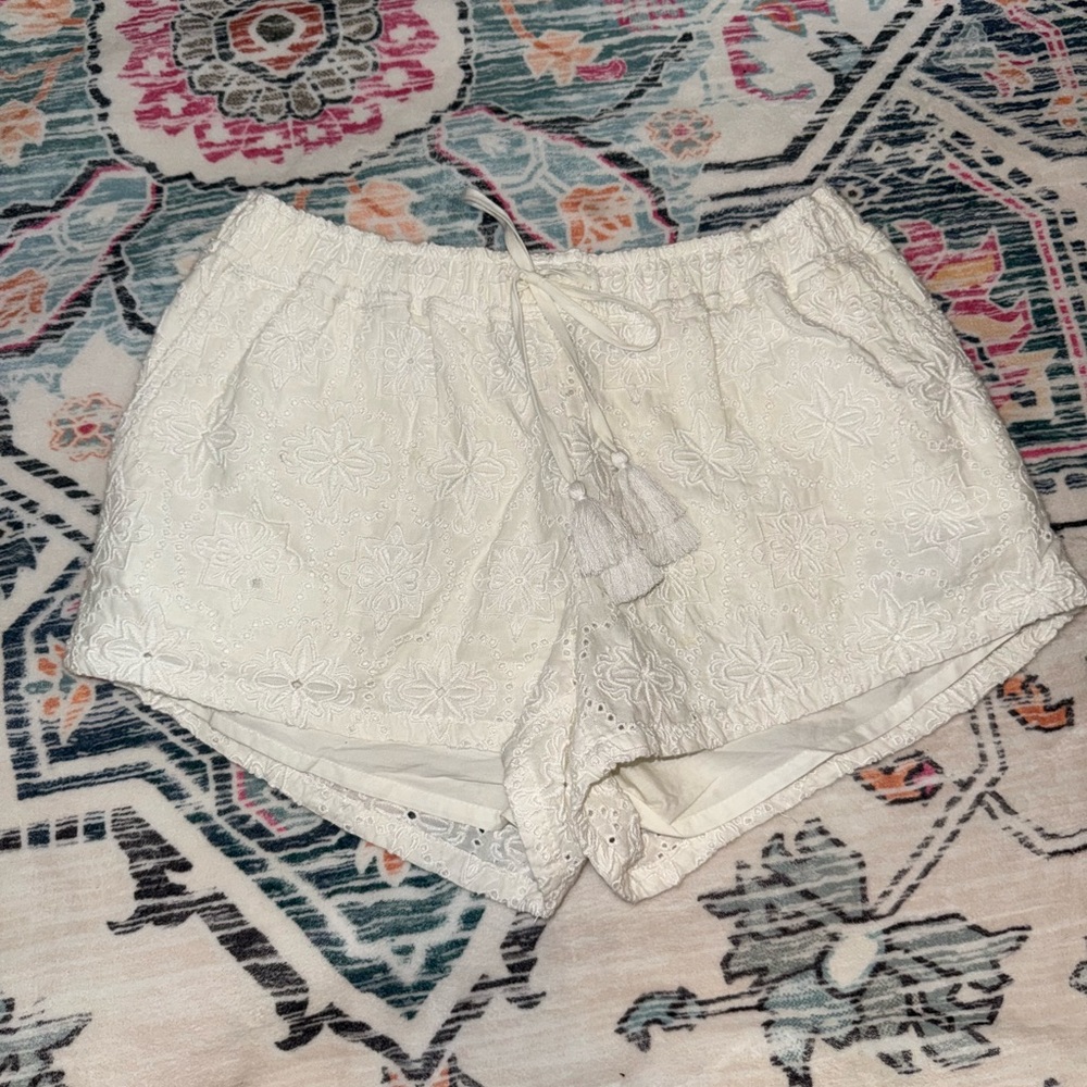 WHITE EYELET VINEYARD VINES SHORTS